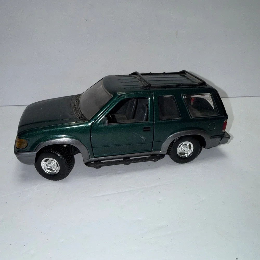 Redbox Ford Explorer Sport 90's  Diecast Model Car 1:24 Scale SUV Opening Doors